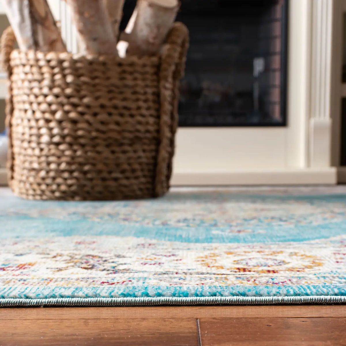 Safavieh Aria 4'-0" x 6'-0" Rug in Ivory / Navy