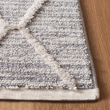 Safavieh Martha Stewart Berber Shag 5'-3" x 7'-6" Rug in Ivory / Grey