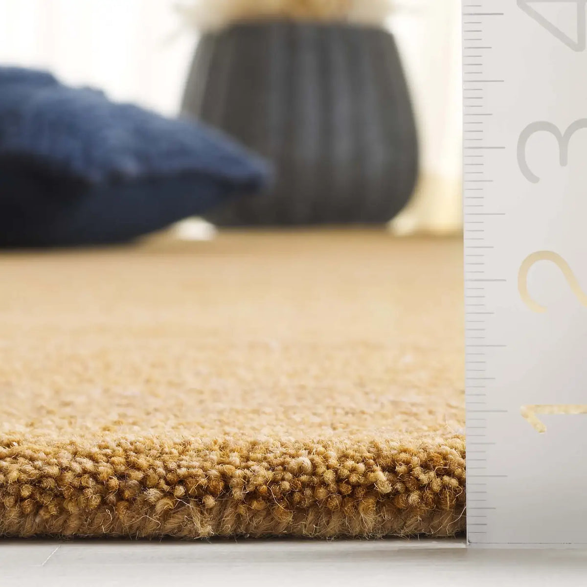 Safavieh Himalaya 4'-0" x 6'-0" Rug in Gold