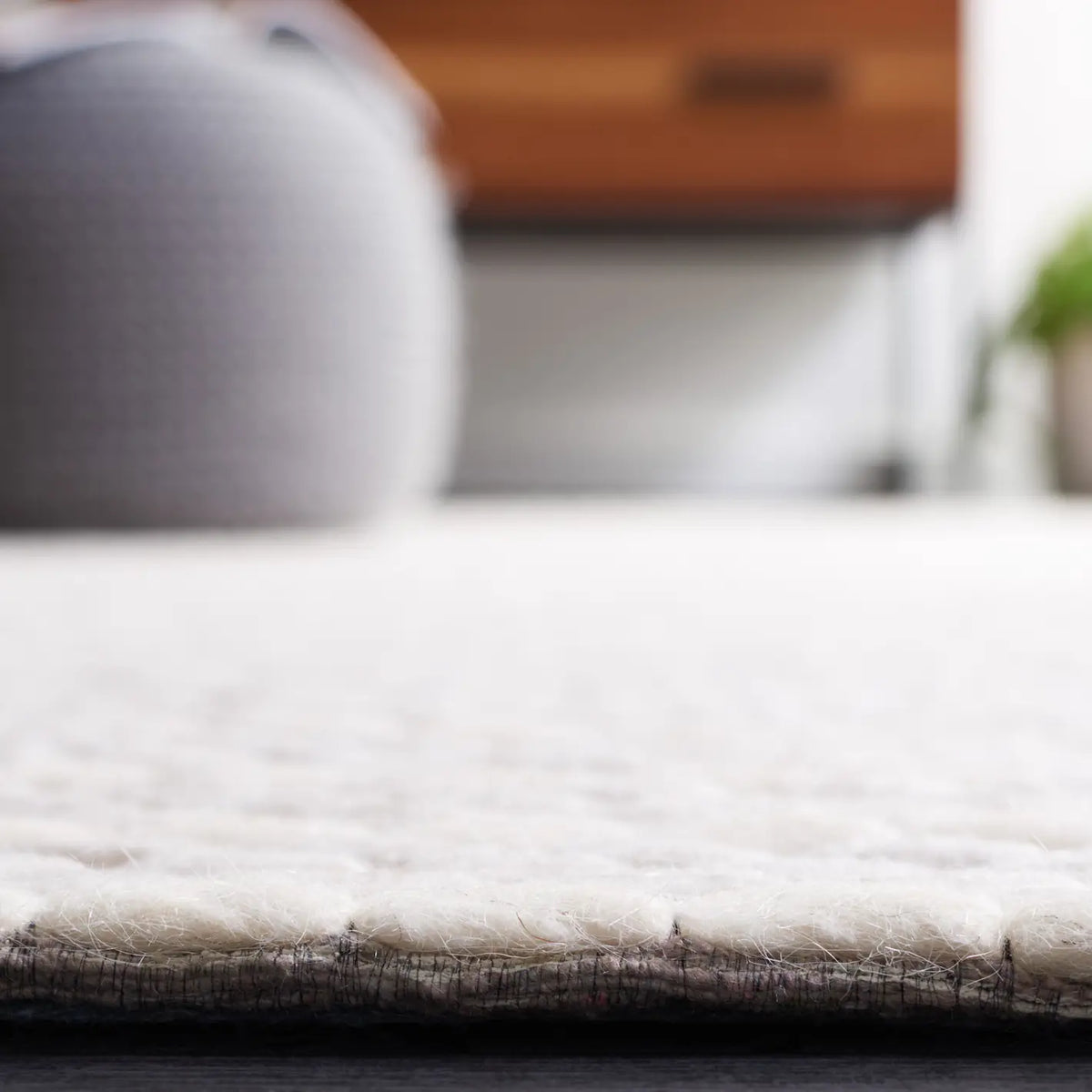 Safavieh Marbella 4'-0" x 6'-0" Rug in Beige / Ivory