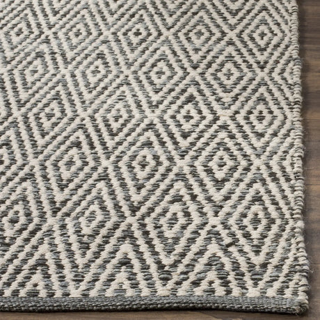 Safavieh Montauk 5'-0" x 7'-0" Rug in Ivory / Dark Grey