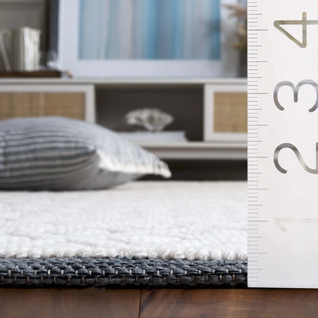 Safavieh Vermont 4'-0" x 6'-0" Rug in Ivory / Blue