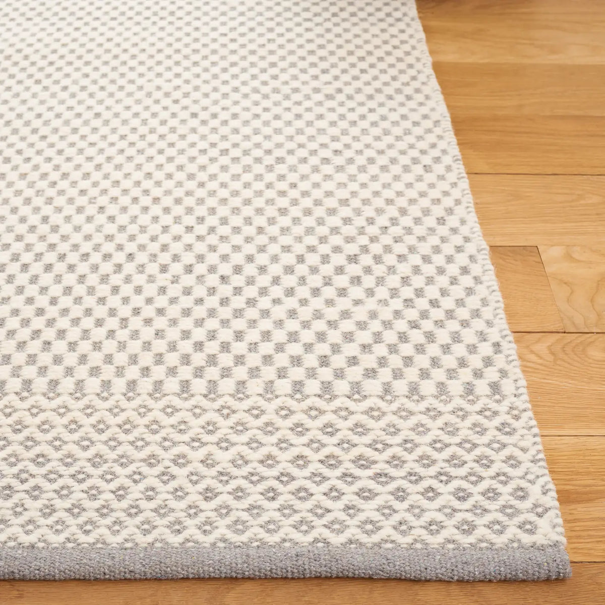 Safavieh Vermont 4'-0" x 6'-0" Rug in Grey / Ivory