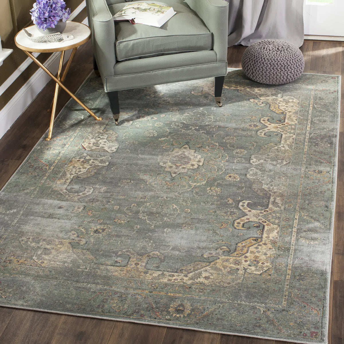Safavieh Vintage 4'-0" x 5'-7" Rug in Grey / Multi
