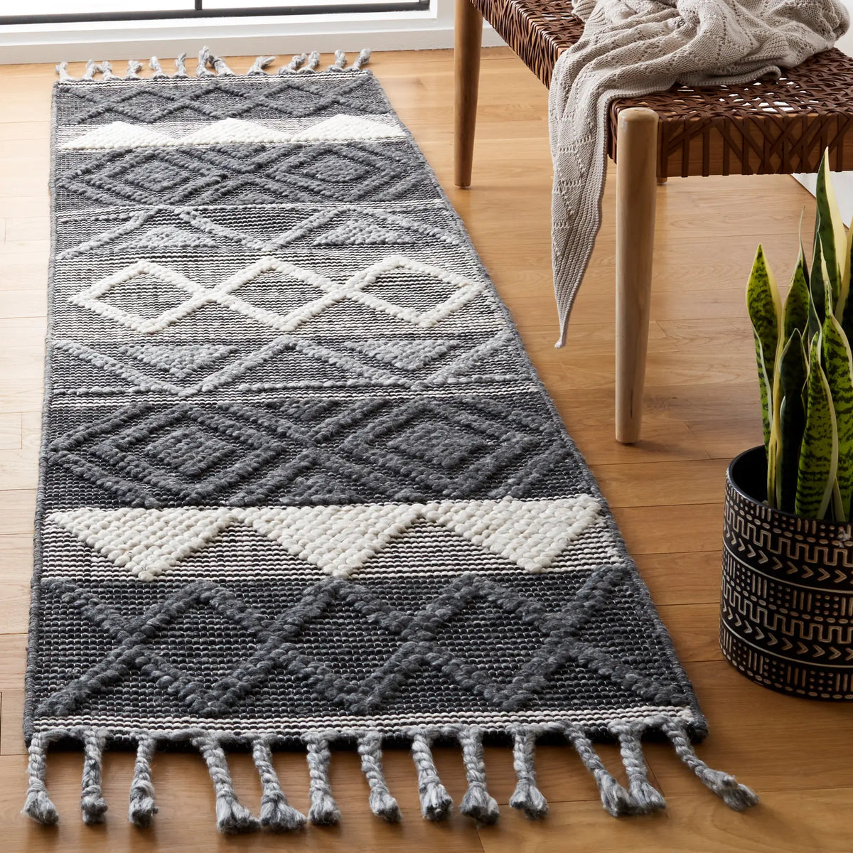 Safavieh Natura 2'-3" x 9'-0" Rug in Charcoal / Ivory