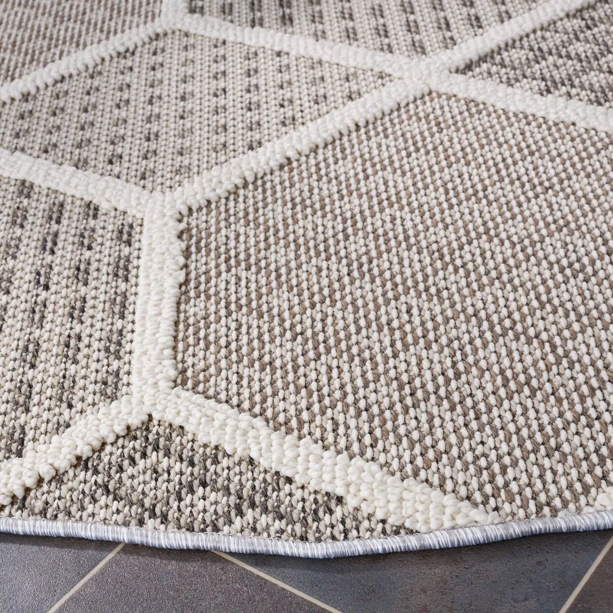 Safavieh Global 6'-7" x 6'-7" Rug in Grey / Ivory