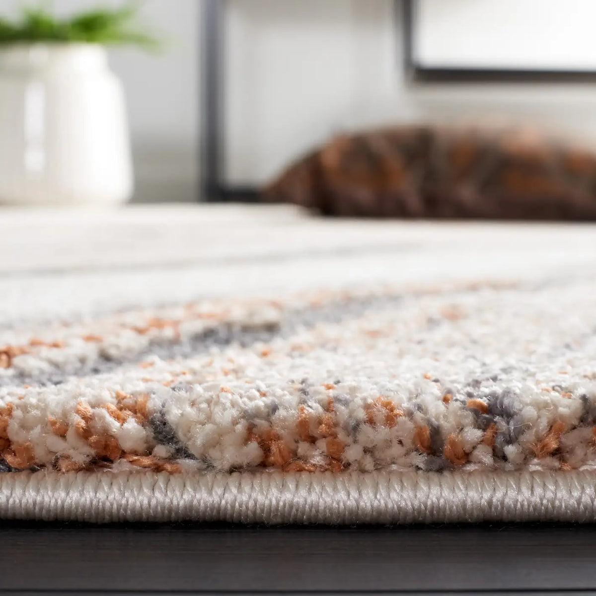 Safavieh Cyrus Shag 4'-5" x 6'-5" Rug in Beige / Rust