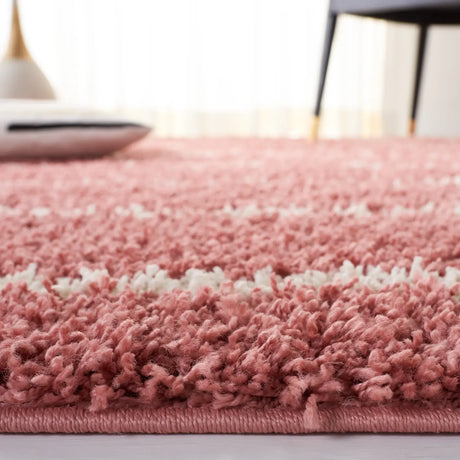 Safavieh Venus Shag 600 4'-0" x 6'-0" Rug in Pink / Ivory