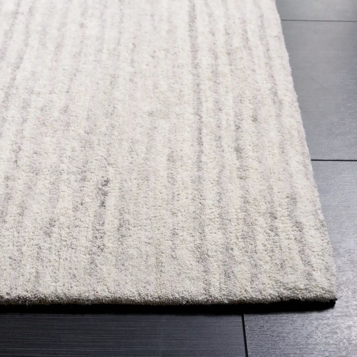 Safavieh Ebony 4'-0" x 6'-0" Rug in Beige / Grey
