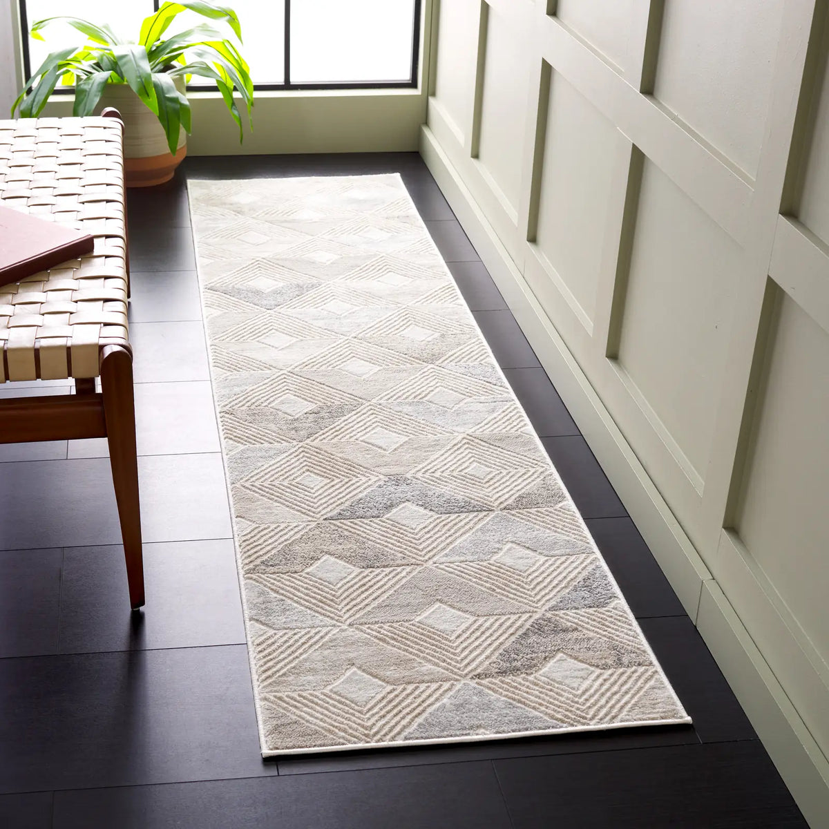 Safavieh Saylor 100 2'-0" x 8'-0" Rug in Grey / Dark Grey