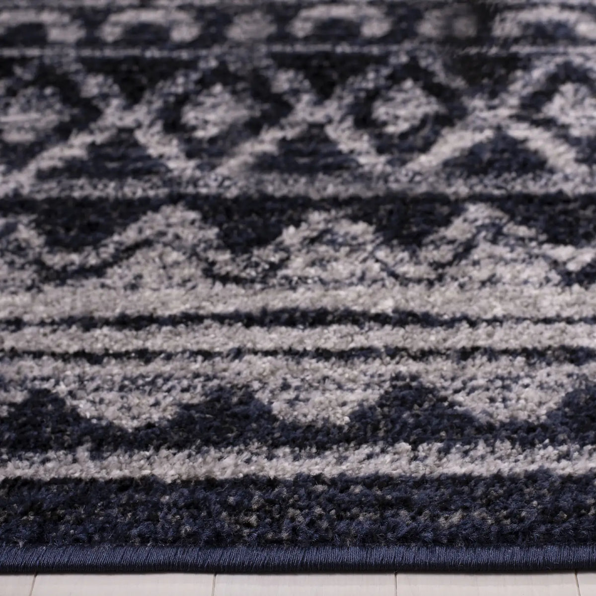 Safavieh Adirondack 4'-0" x 6'-0" Rug in Ivory / Navy