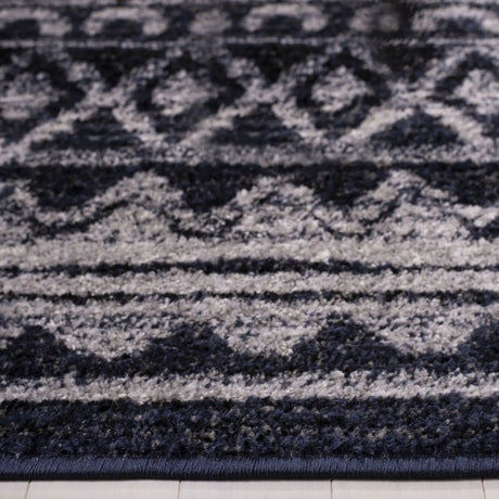 Safavieh Adirondack 4'-0" x 6'-0" Rug in Ivory / Navy