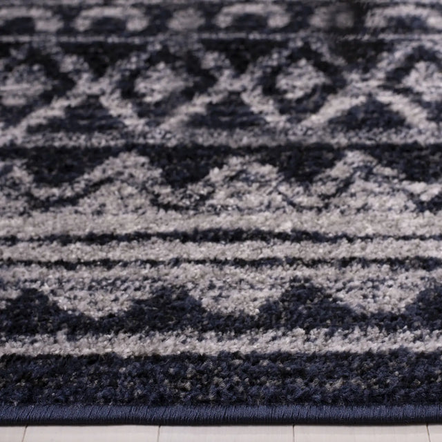 Safavieh Adirondack 4'-0" x 6'-0" Rug in Ivory / Navy