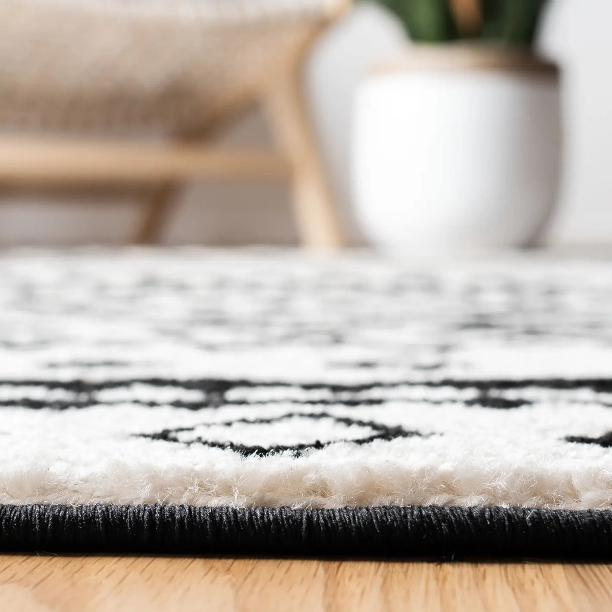 Safavieh Mercer 4'-0" x 6'-0" Rug in Ivory / Charcoal