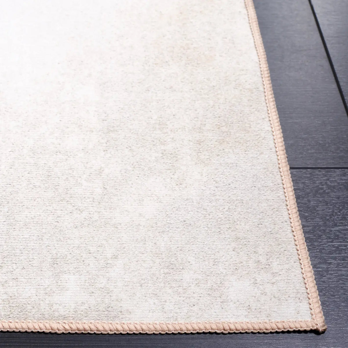 Safavieh Malibu 4'-0" x 6'-0" Rug in Beige / Gold