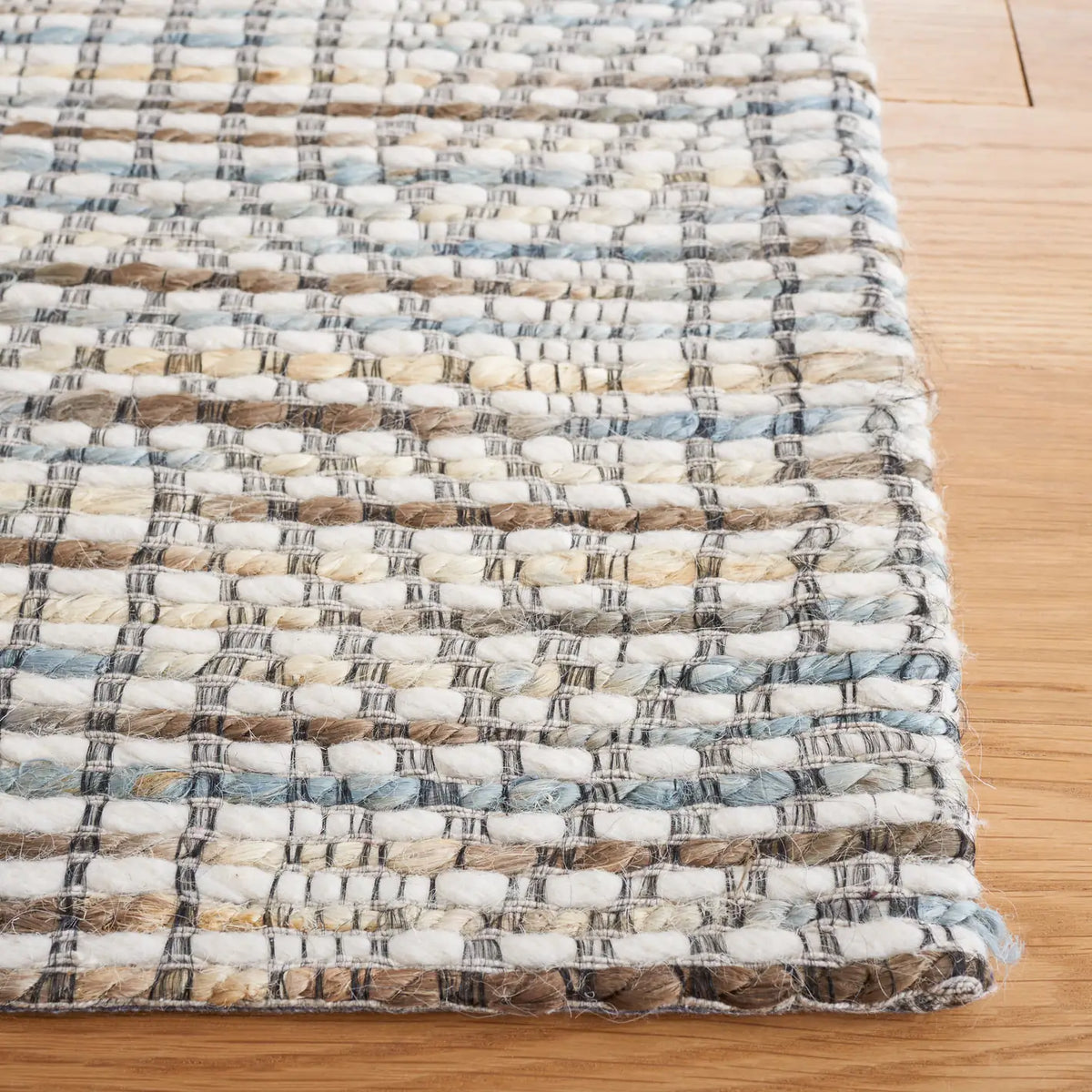 Safavieh Marbella 4'-0" x 6'-0" Rug in Blue / Ivory