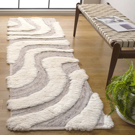 Safavieh Casablanca 2'-3" x 8'-0" Rug in Ivory / Beige