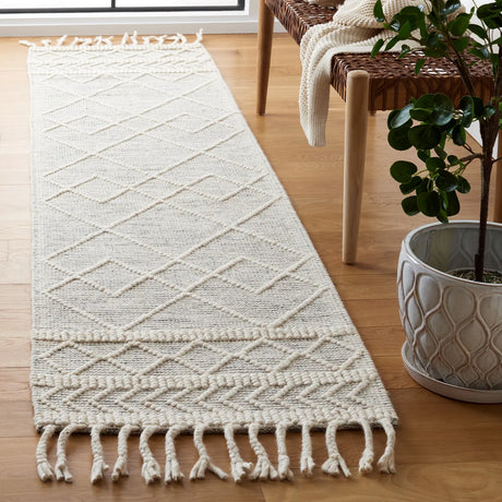 Safavieh Natura 2'-3" x 9'-0" Rug in Ivory / Black