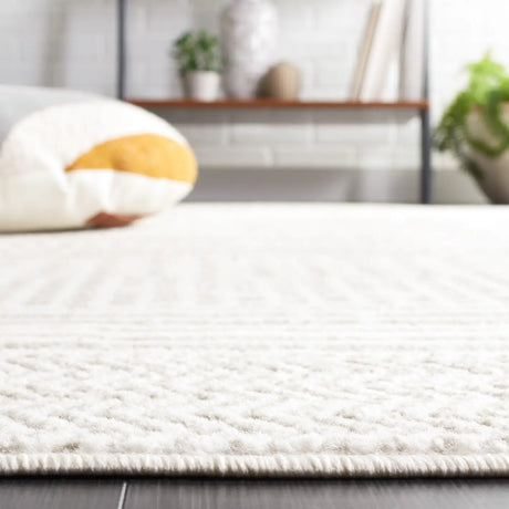 Safavieh Pyramid 4'-5" x 6'-5" Rug in Ivory / Grey