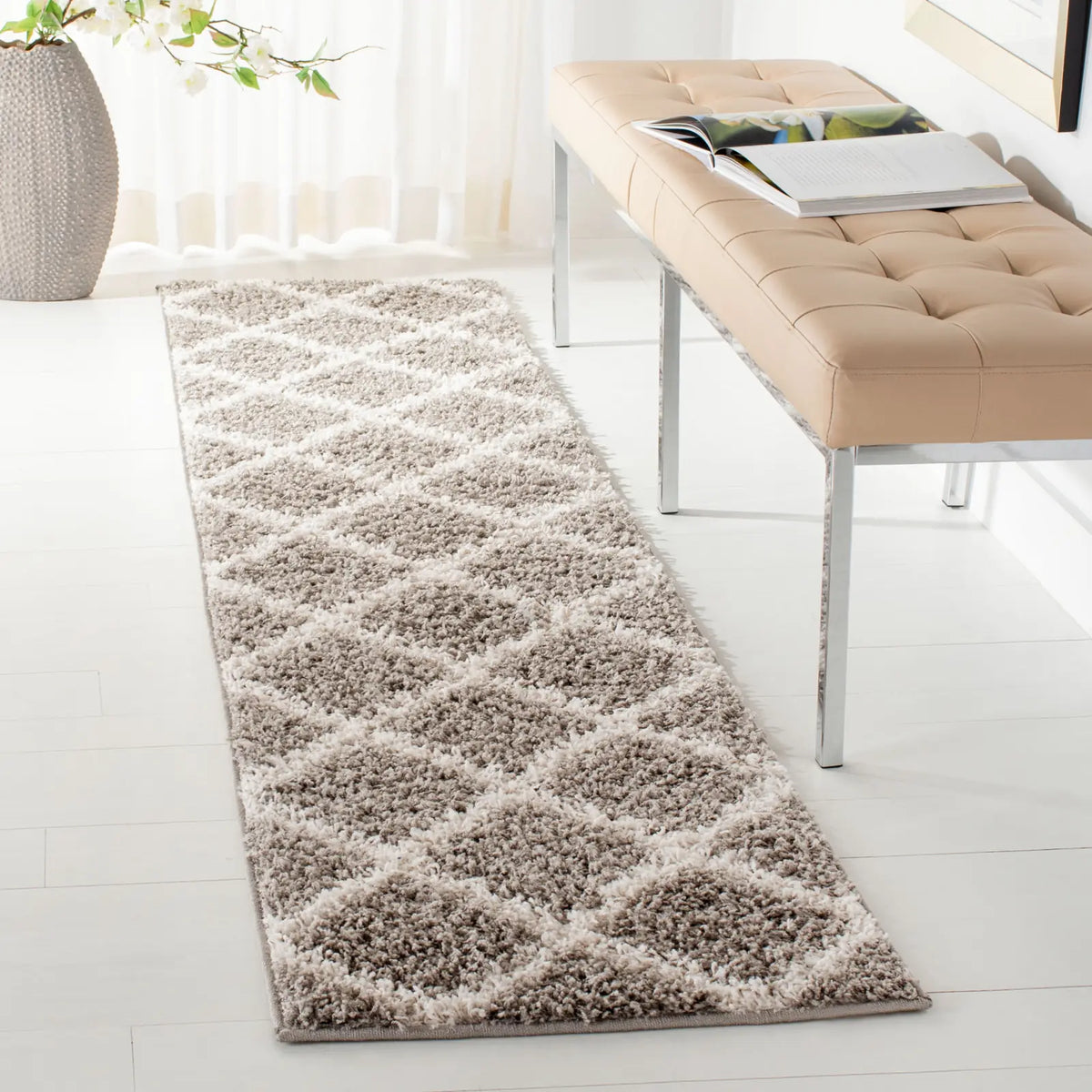 Safavieh New York Shag 2'-0" x 8'-0" Rug in Grey / Ivory