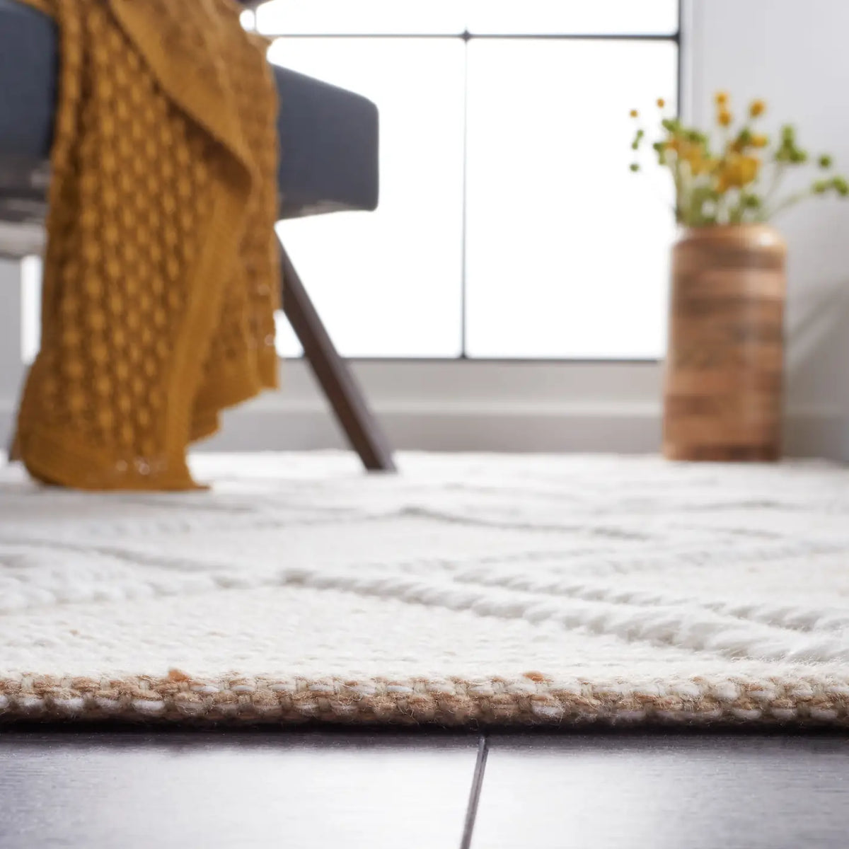 Safavieh Kilim 4'-0" x 6'-0" Rug in Natural / Ivory
