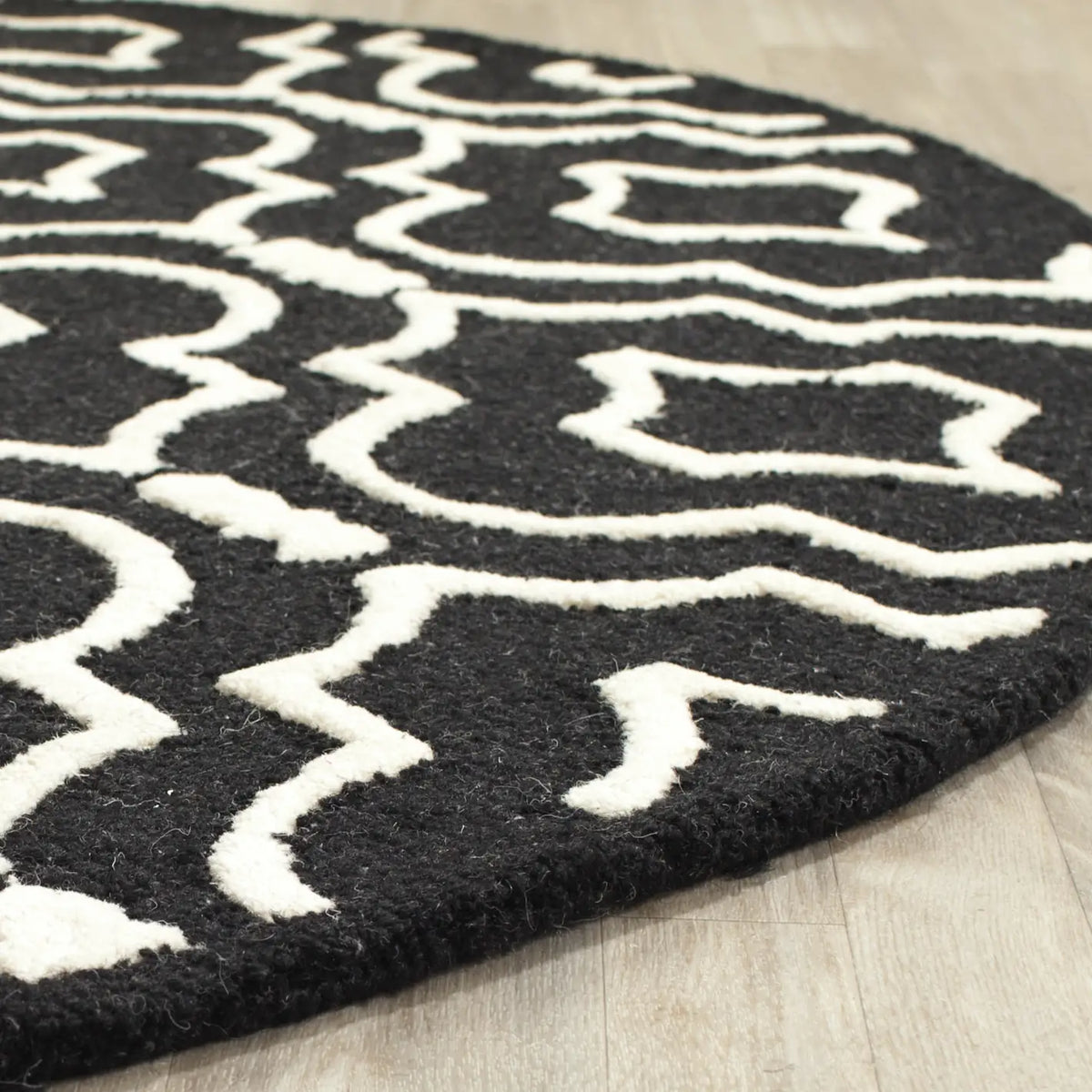 Safavieh Cambridge 6'-0" x 6'-0" Rug in Black / Ivory