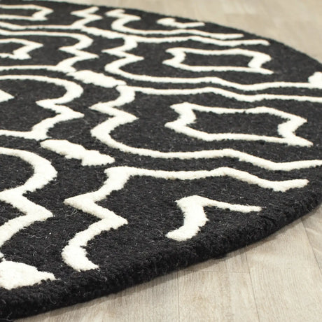 Safavieh Cambridge 6'-0" x 6'-0" Rug in Black / Ivory