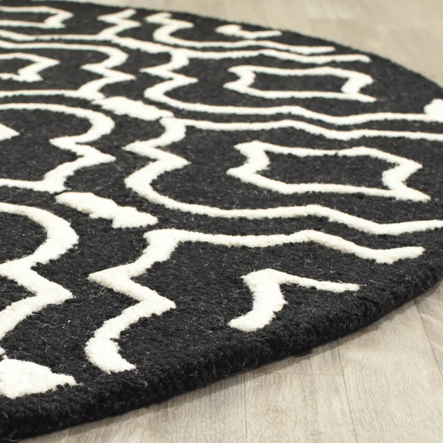 Safavieh Cambridge 6'-0" x 6'-0" Rug in Black / Ivory