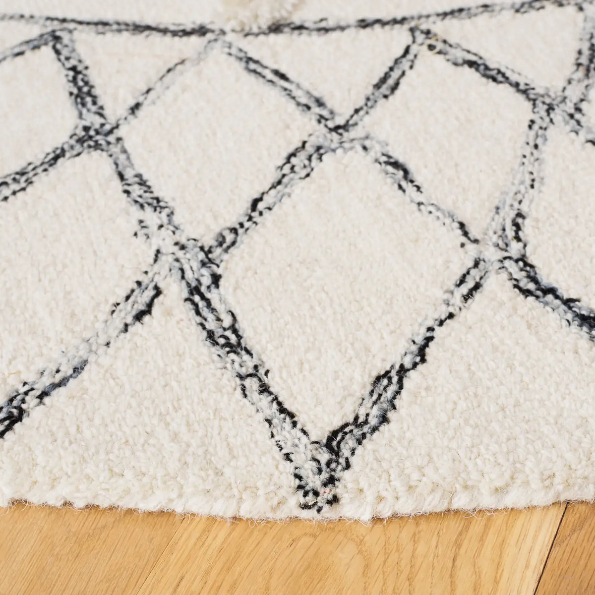 Safavieh Casablanca 6'-0" x 6'-0" Rug in Ivory / Black