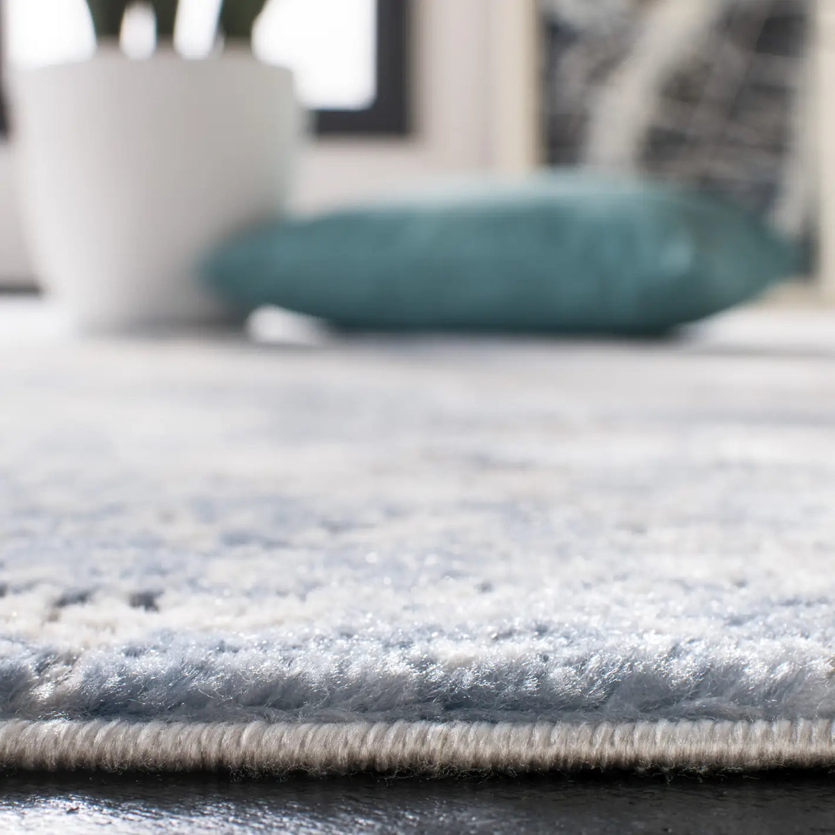 Safavieh Amelia 700 4'-0" x 6'-0" Rug in Grey / Blue