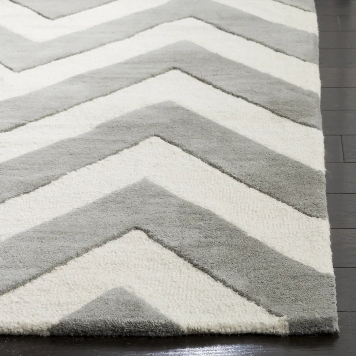 Safavieh Safavieh Kids 5'-0" x 7'-0" Rug in Grey / Ivory