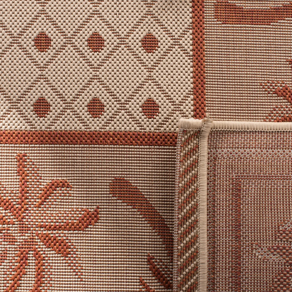 Safavieh Courtyard 4'-0" x 5'-7" Rug in Ivory / Rust