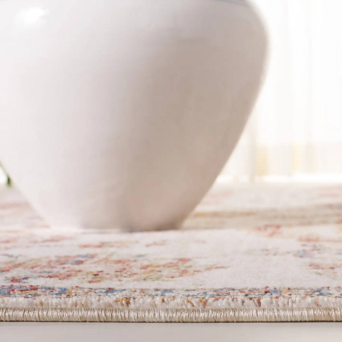 Safavieh Heirloom 700 4'-0" x 6'-0" Rug in Ivory / Navy