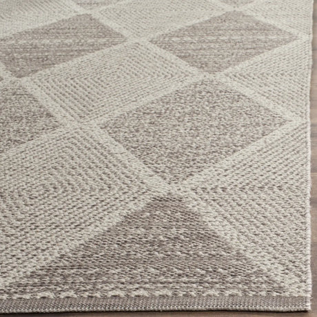 Safavieh Montauk 4'-0" x 6'-0" Rug in Grey