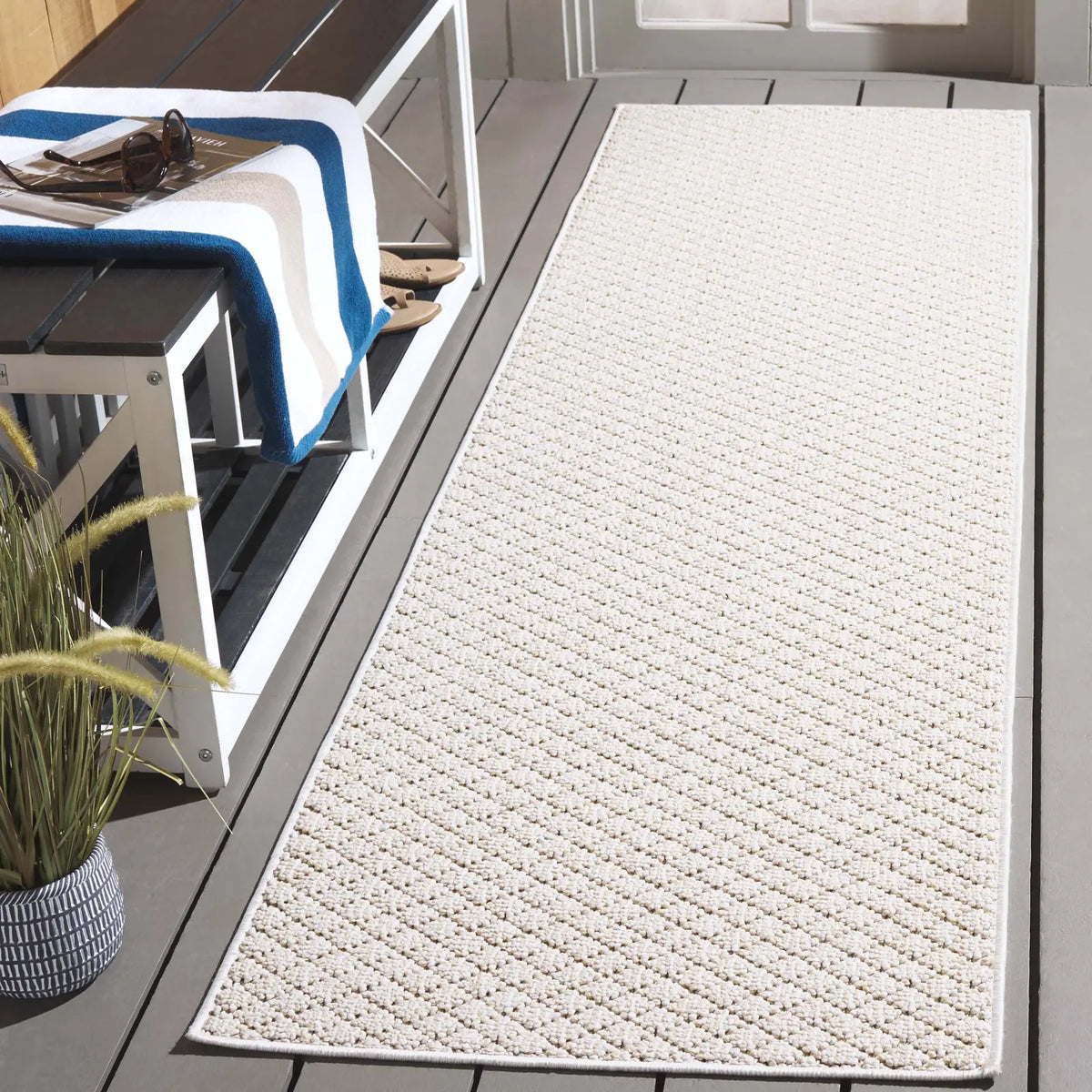 Safavieh Global 2'-2" x 8'-0" Rug in Ivory / Beige