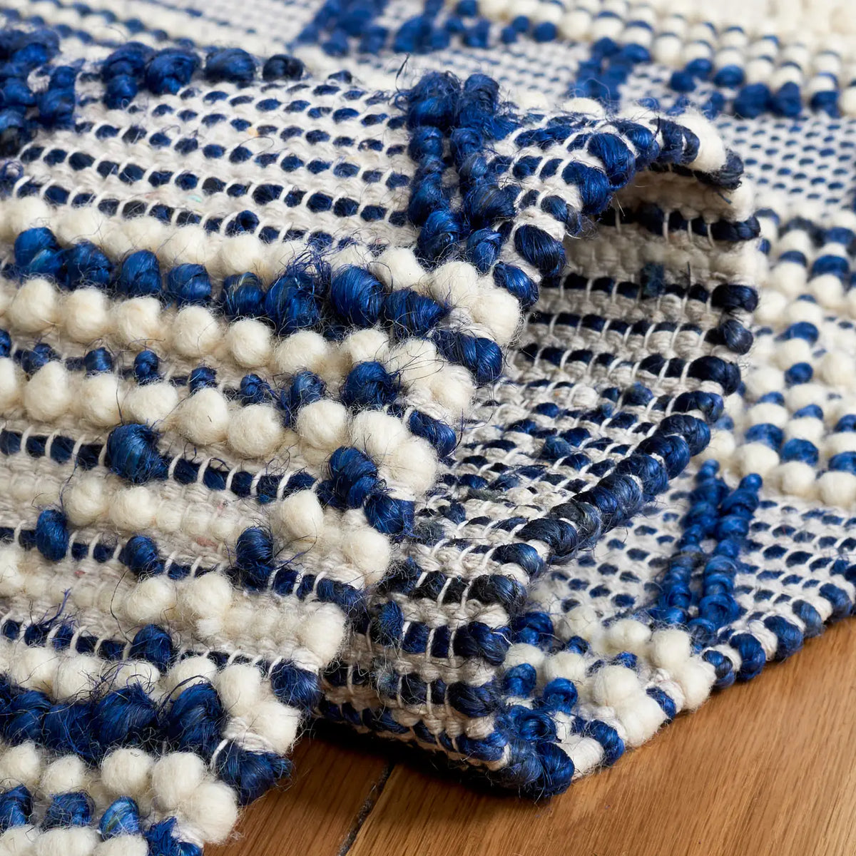 Safavieh Natura 4'-0" x 6'-0" Rug in Navy / Ivory