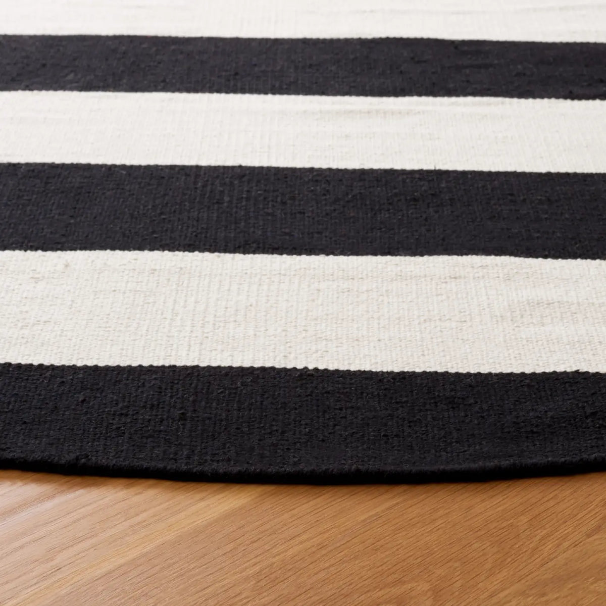 Safavieh Montauk 10'-0" x 10'-0" Rug in Black / Ivory