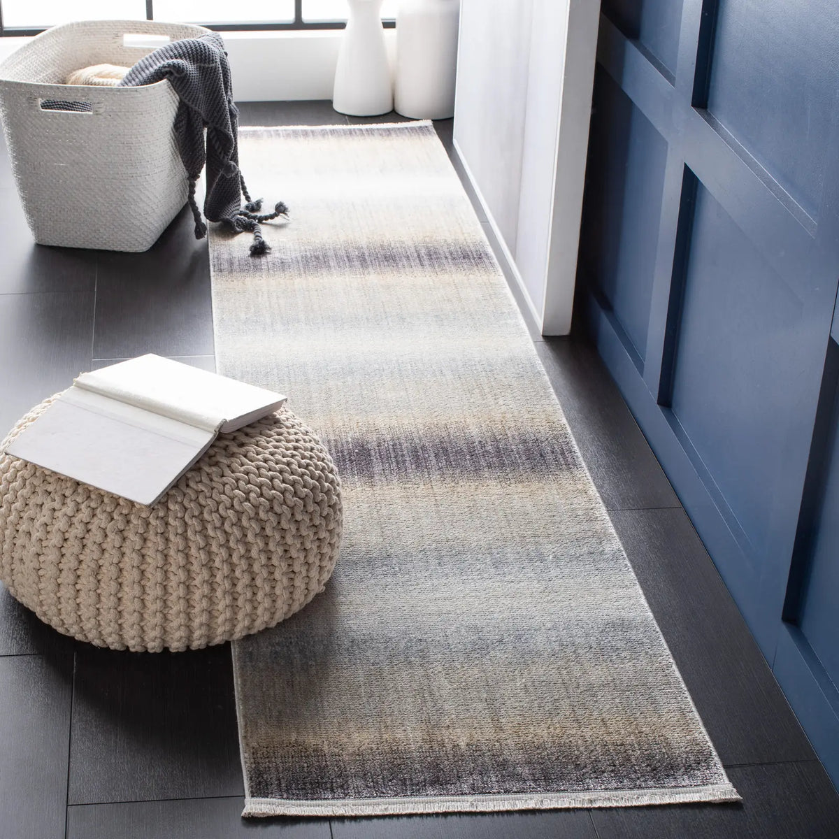 Safavieh Dream 2'-0" x 8'-0" Rug in Grey / Ivory