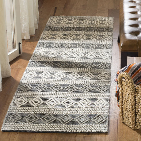 Safavieh Natura 2'-3" x 8'-0" Rug in Silver
