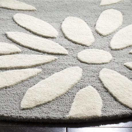 Safavieh Safavieh Kids 5'-0" x 5'-0" Rug in Grey / Ivory
