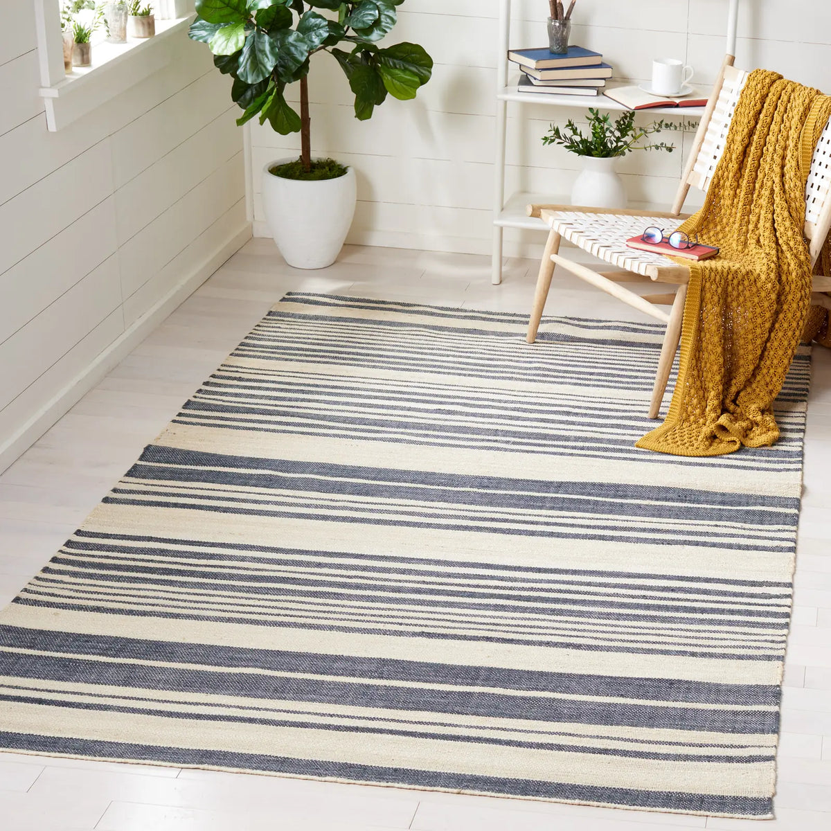 Safavieh Kilim 4'-0" x 6'-0" Rug in Ivory / Charcoal