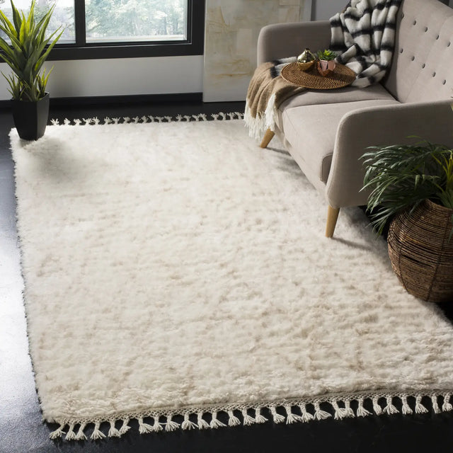 Safavieh Casablanca 5'-0" x 8'-0" Rug in Ivory / Beige