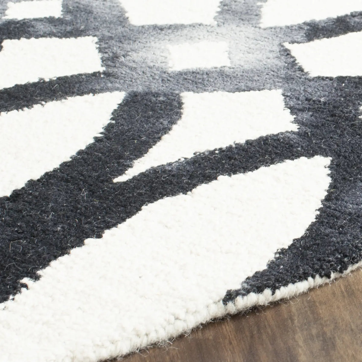 Safavieh Dip Dye 5'-0" x 5'-0" Rug in Ivory / Graphite