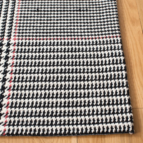 Safavieh Marbella 4'-0" x 6'-0" Rug in Black / Ivory