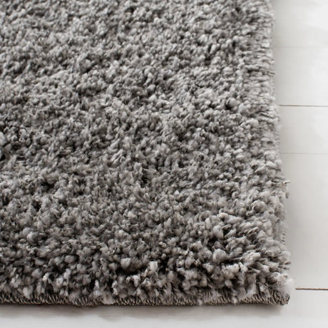 Safavieh Santa Monica Shag 5'-3" x 7'-6" Rug in Silver