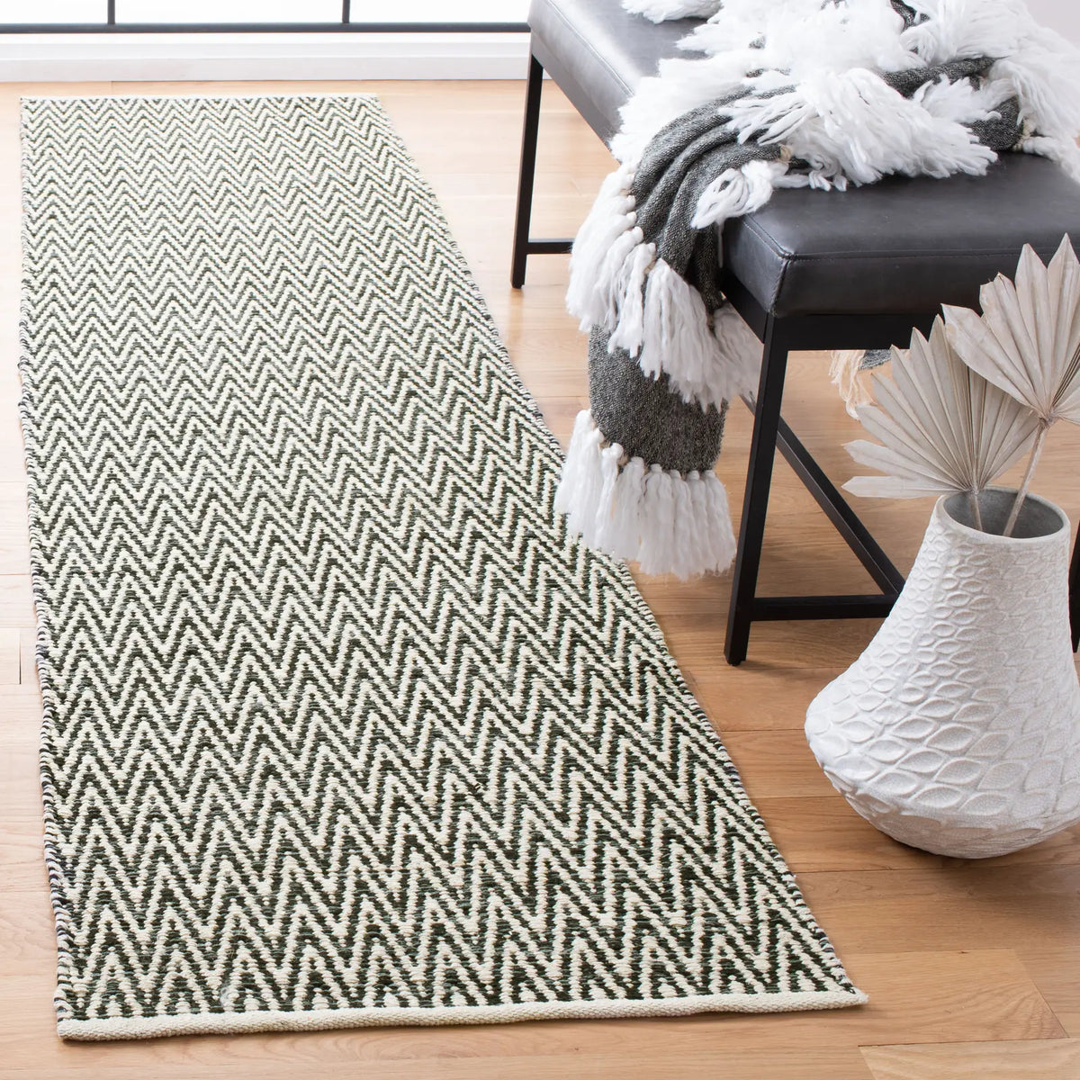 Safavieh Montauk 2'-3" x 9'-0" Rug in Ivory / Dark Grey