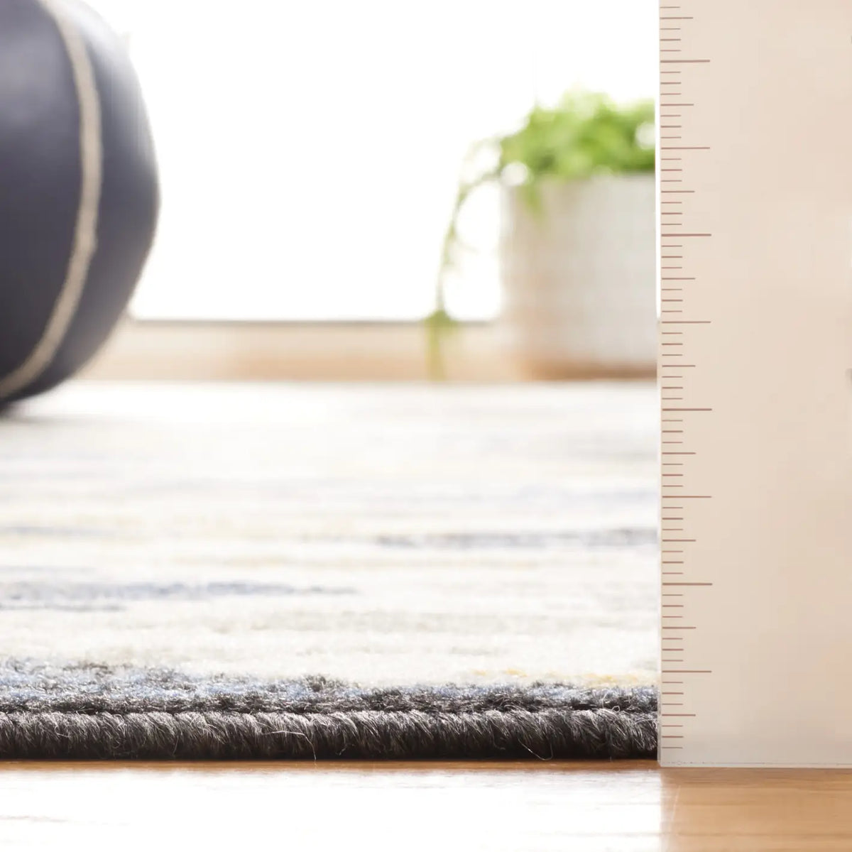 Safavieh Pyramid 4'-5" x 6'-5" Rug in Ivory / Grey Navy