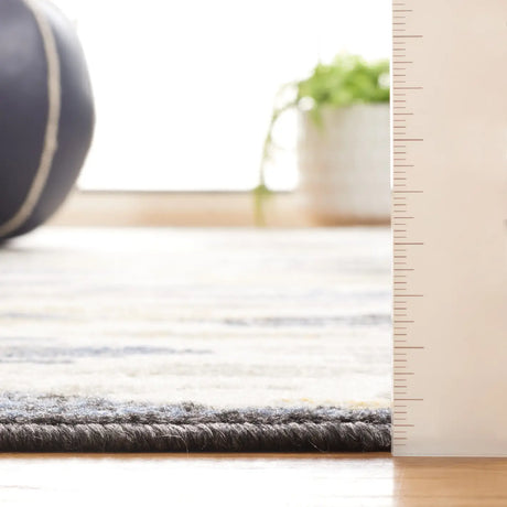 Safavieh Pyramid 4'-5" x 6'-5" Rug in Ivory / Grey Navy