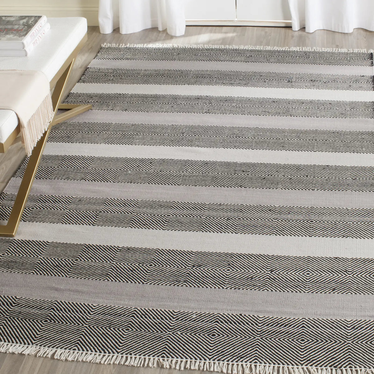 Safavieh Kilim 5'-0" x 8'-0" Rug in Grey / Black