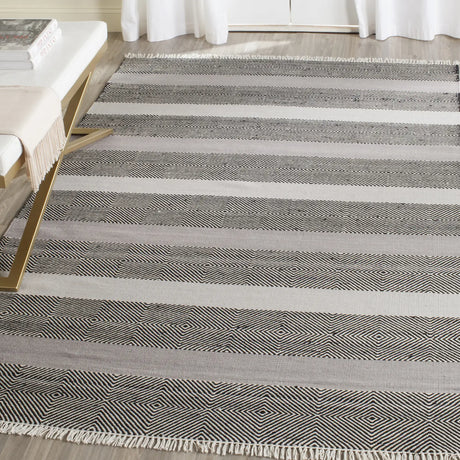 Safavieh Kilim 5'-0" x 8'-0" Rug in Grey / Black